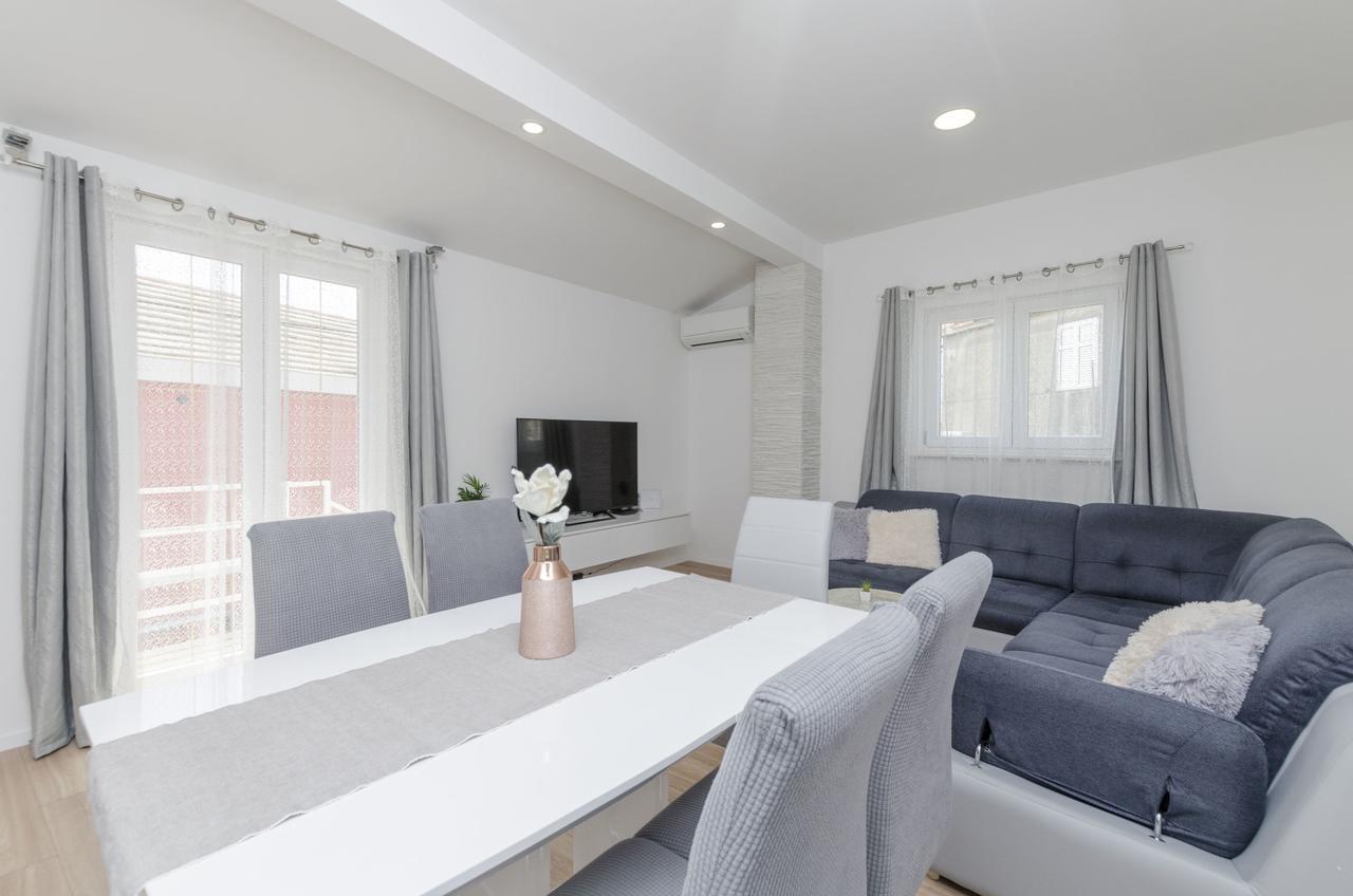 Apartments Dasa Примоштен Екстер'єр фото