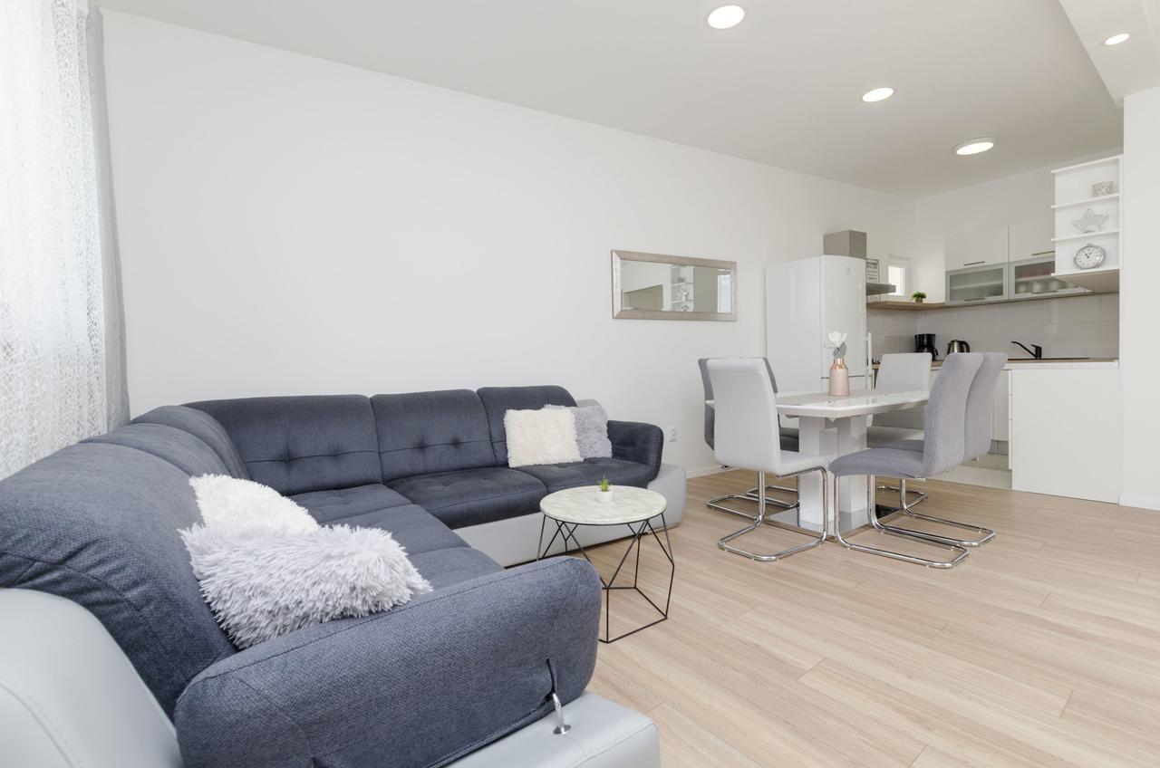 Apartments Dasa Примоштен Екстер'єр фото