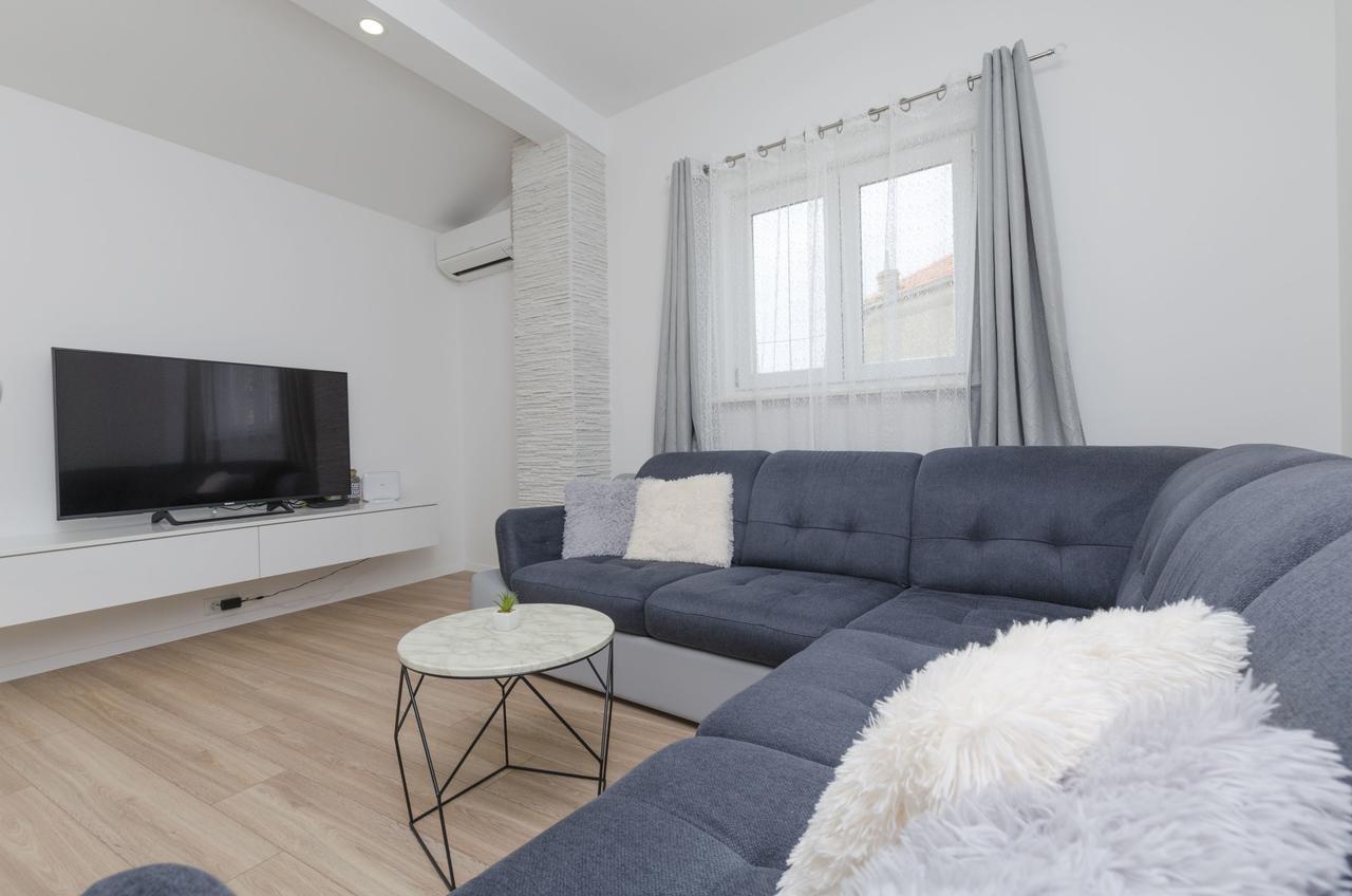 Apartments Dasa Примоштен Екстер'єр фото