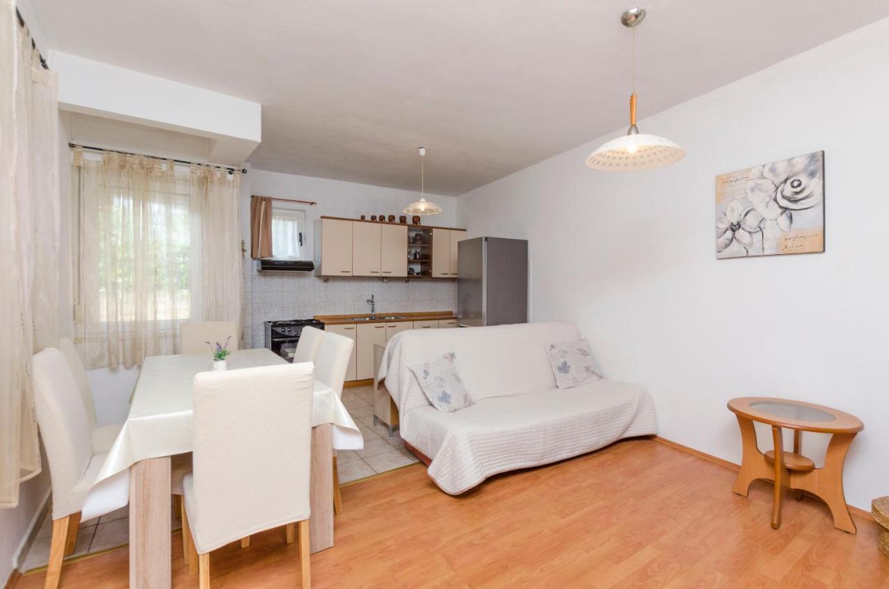 Apartments Dasa Примоштен Екстер'єр фото
