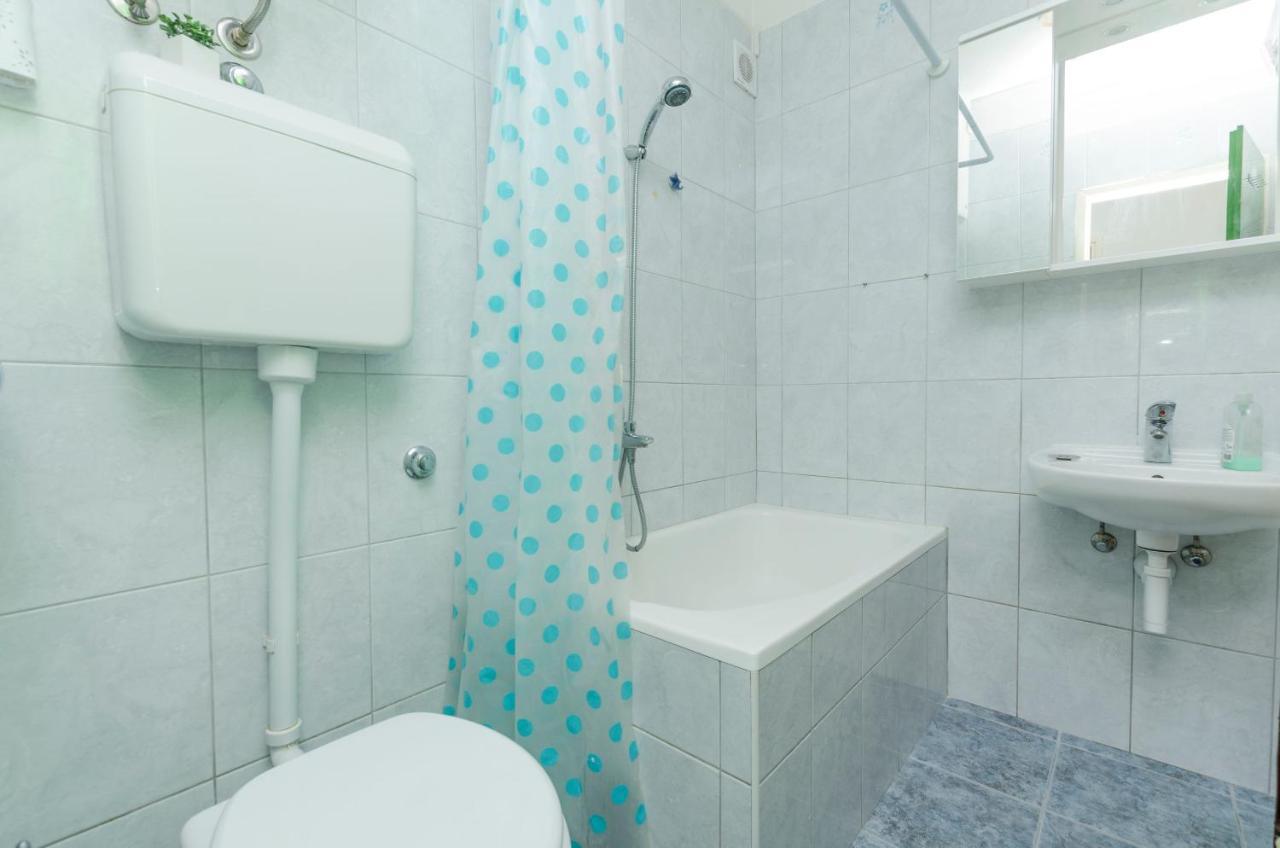 Apartments Dasa Примоштен Екстер'єр фото